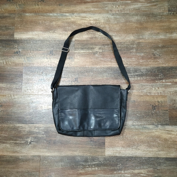 NWOT URBAN RENEWAL USHER BLACK FAUX LEATHER MESSENGER BAG 19" X 13" - Picture 2 of 10